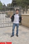 Что хочет увидеть азербайджанский телеведущий, надев очки "matrix"? (фотосессия)
