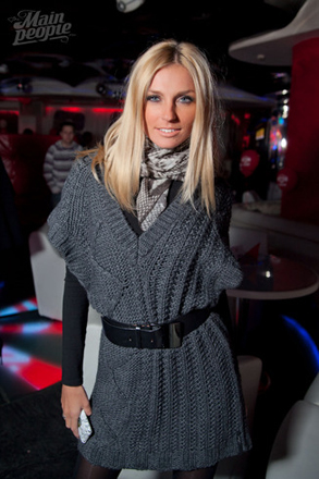 Солистка "Фабрики" Саша Савельева отгоняет злых