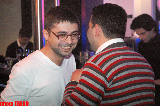 Прикол-тайм! Dj Фатех пожертвовал своими глазами ради телеведущего Турала Асадова (фотосессия)