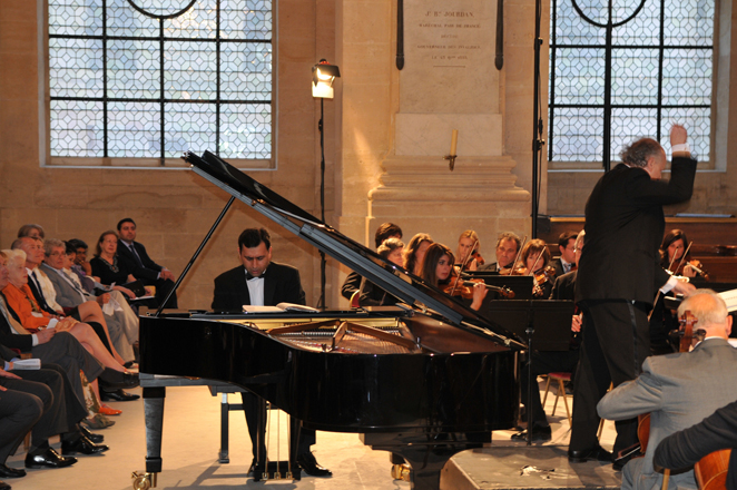 Азербайджанскому пианисту вручили медаль французского Cената (фотосессия)