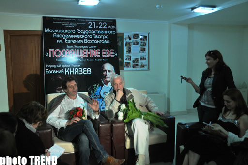 Поражен тем, что в Баку специальные люди отскребывают с асфальта жвачку - народный артист России Евгений Князев (фотосессия)