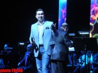 Микрофон Элтона Джона достался Эльтону Гусейналиеву: "Один цветок может быть прекраснее, чем множество цветов" (фотосессия)