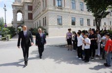 Президент Азербайджана посетил монумент, возведенный в честь Азербайджанской Демократической Республики (ФОТО)