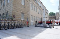 Президент Азербайджана посетил монумент, возведенный в честь Азербайджанской Демократической Республики (ФОТО)