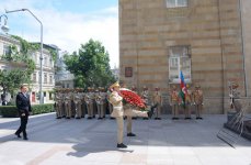 Президент Азербайджана посетил монумент, возведенный в честь Азербайджанской Демократической Республики (ФОТО)