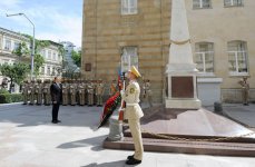 Президент Азербайджана посетил монумент, возведенный в честь Азербайджанской Демократической Республики (ФОТО)