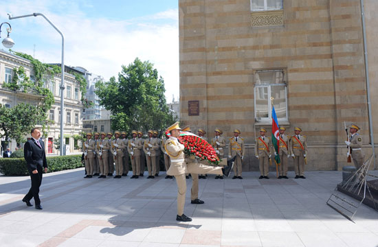Президент Азербайджана посетил монумент, возведенный в честь Азербайджанской Демократической Республики (ФОТО)