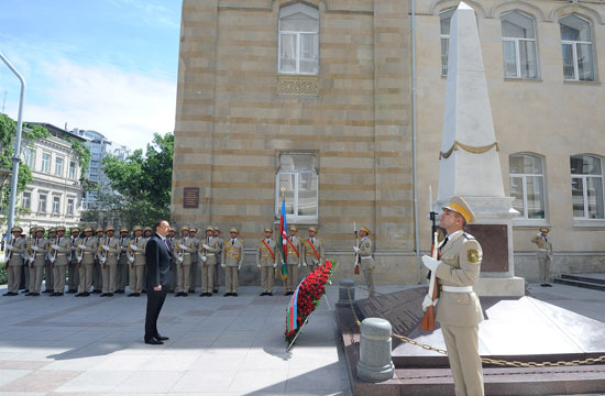 Президент Азербайджана посетил монумент, возведенный в честь Азербайджанской Демократической Республики (ФОТО)