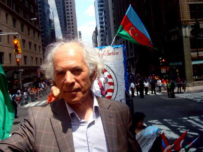 Праздничное шествие с азербайджанскими флагами на улицах Нью-Йорка (видео-фотосессия)