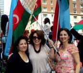 Праздничное шествие с азербайджанскими флагами на улицах Нью-Йорка (видео-фотосессия)