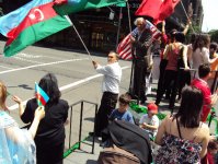 Праздничное шествие с азербайджанскими флагами на улицах Нью-Йорка (видео-фотосессия)