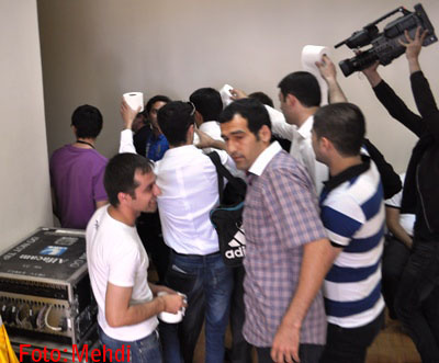 Скандал! Берти Фогтсу подарили афтафу и швырнули в него туалетной бумагой (фотосессия)