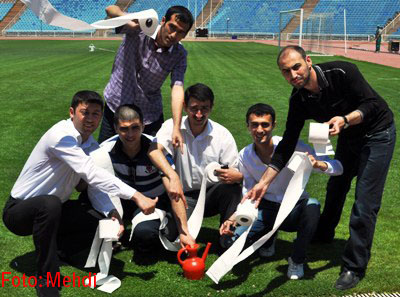 Скандал! Берти Фогтсу подарили афтафу и швырнули в него туалетной бумагой (фотосессия)