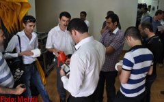 Скандал! Берти Фогтсу подарили афтафу и швырнули в него туалетной бумагой (фотосессия)