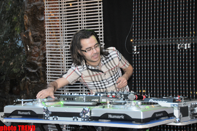 Ди-джей Чина "раскручивает" Бейонсе (фотосессия)