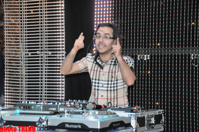 Ди-джей Чина "раскручивает" Бейонсе (фотосессия)