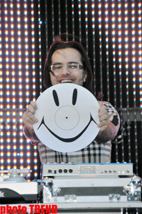 Ди-джей Чина "раскручивает" Бейонсе (фотосессия)