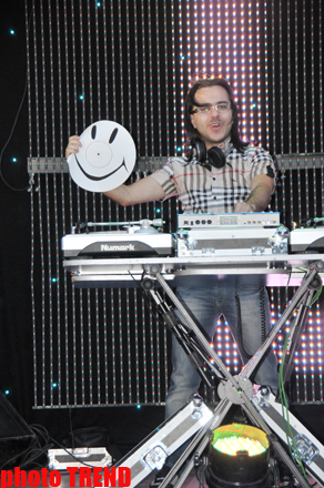 Ди-джей Чина "раскручивает" Бейонсе (фотосессия)