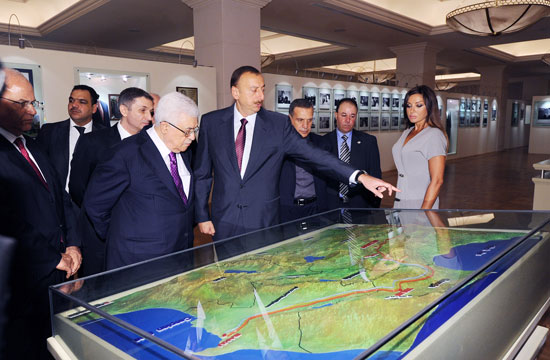 Президент Палестины Махмуд Аббас посетил Фонд Гейдара Алиева (ФОТО)