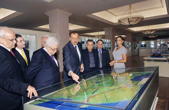 Президент Палестины Махмуд Аббас посетил Фонд Гейдара Алиева (ФОТО)