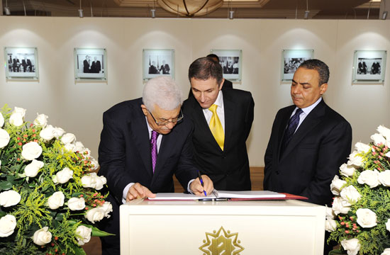 Президент Палестины Махмуд Аббас посетил Фонд Гейдара Алиева (ФОТО)