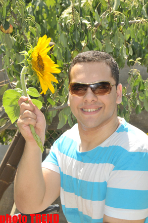 Самурай Мурад Садых в саду бабушки: подсолнух, домино и нарисованная собака (фотосессия)