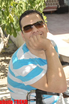 Самурай Мурад Садых в саду бабушки: подсолнух, домино и нарисованная собака (фотосессия)