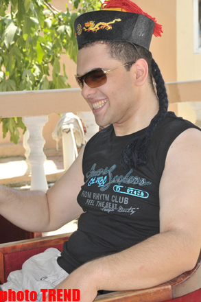 Самурай Мурад Садых в саду бабушки: подсолнух, домино и нарисованная собака (фотосессия)