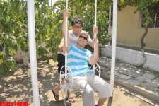 Самурай Мурад Садых в саду бабушки: подсолнух, домино и нарисованная собака (фотосессия)