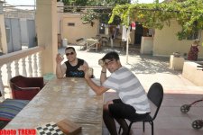 Самурай Мурад Садых в саду бабушки: подсолнух, домино и нарисованная собака (фотосессия)