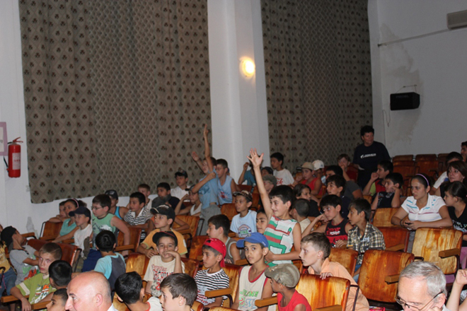 Азербайджанские дети, русский язык и 50-летие полета Гагарина в космос (фотосессия)