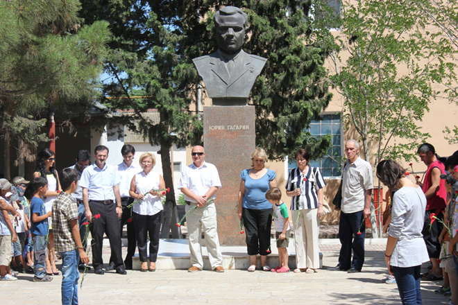 Азербайджанские дети, русский язык и 50-летие полета Гагарина в космос (фотосессия)
