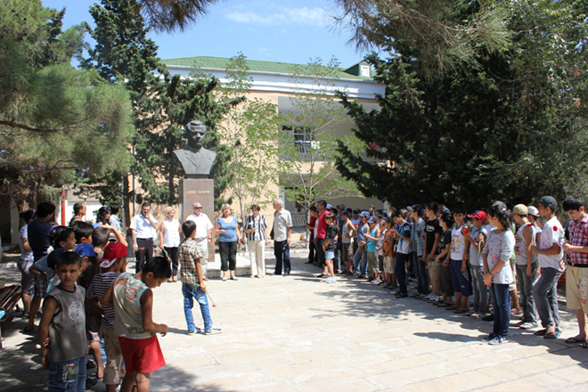 Азербайджанские дети, русский язык и 50-летие полета Гагарина в космос (фотосессия)