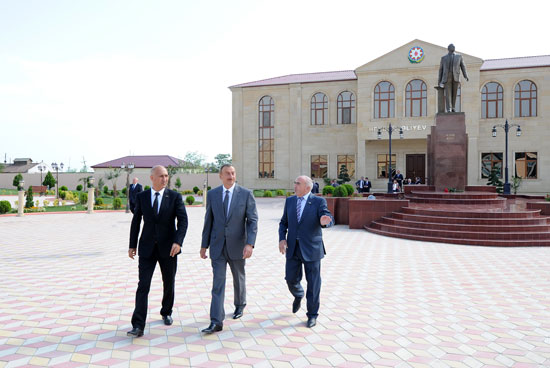 Президент Азербайджана принял участие в открытии Центра Гейдара Алиева в Сиязане (версия 2) (ФОТО)