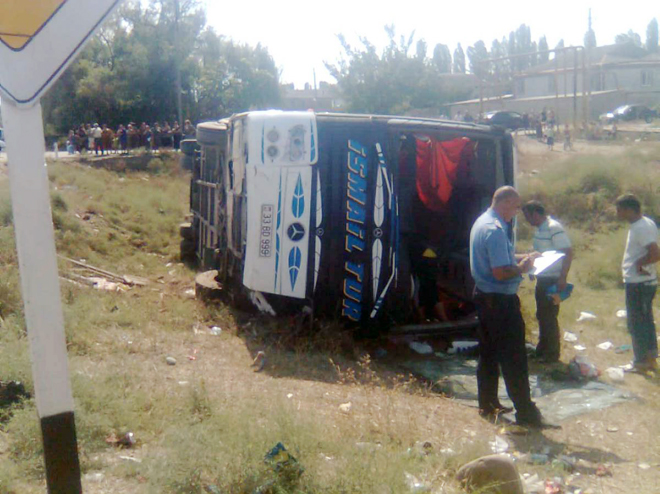 Двухэтажный автобус опрокинулся в Дагестане, погиб один человек