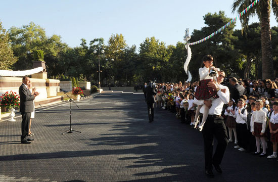 Президент Ильхам Алиев: За счет развития современного учебного процесса уровень образования в Азербайджане еще больше поднимется (ФОТО)