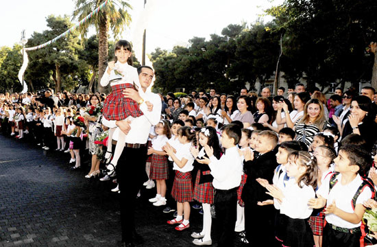 Президент Ильхам Алиев: За счет развития современного учебного процесса уровень образования в Азербайджане еще больше поднимется (ФОТО)