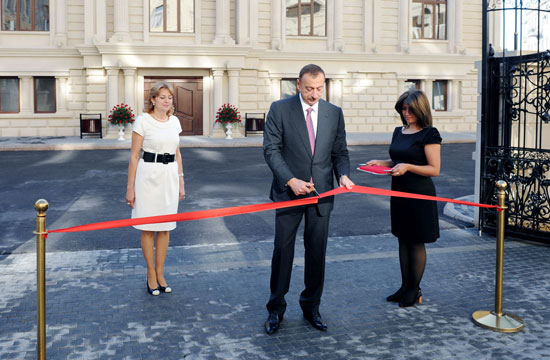 Президент Ильхам Алиев: За счет развития современного учебного процесса уровень образования в Азербайджане еще больше поднимется (ФОТО)