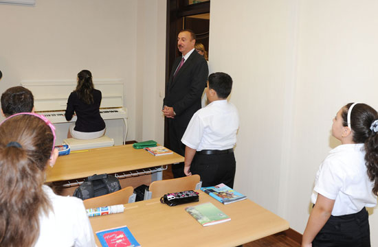 Президент Ильхам Алиев: За счет развития современного учебного процесса уровень образования в Азербайджане еще больше поднимется (ФОТО)