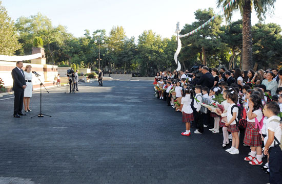 Президент Ильхам Алиев: За счет развития современного учебного процесса уровень образования в Азербайджане еще больше поднимется (ФОТО)