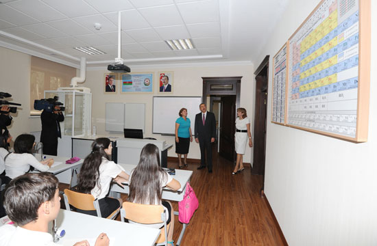 Президент Ильхам Алиев: За счет развития современного учебного процесса уровень образования в Азербайджане еще больше поднимется (ФОТО)