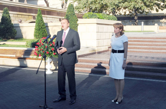 Президент Ильхам Алиев: За счет развития современного учебного процесса уровень образования в Азербайджане еще больше поднимется (ФОТО)