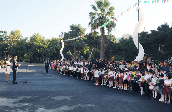 Президент Ильхам Алиев: За счет развития современного учебного процесса уровень образования в Азербайджане еще больше поднимется (ФОТО)