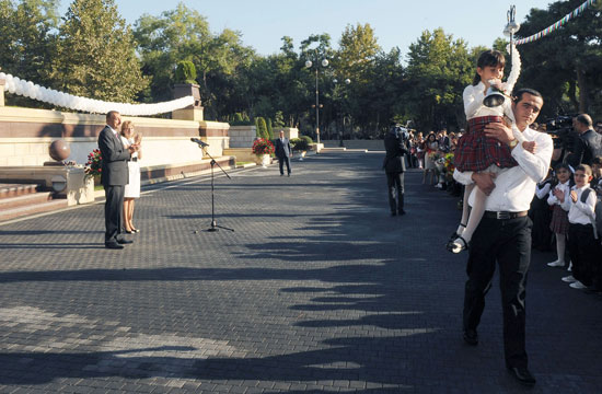 Президент Ильхам Алиев: За счет развития современного учебного процесса уровень образования в Азербайджане еще больше поднимется (ФОТО)