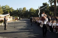 Президент Ильхам Алиев: За счет развития современного учебного процесса уровень образования в Азербайджане еще больше поднимется (ФОТО)