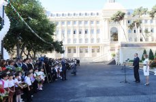 Президент Ильхам Алиев: За счет развития современного учебного процесса уровень образования в Азербайджане еще больше поднимется (ФОТО)