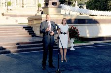 Президент Ильхам Алиев: За счет развития современного учебного процесса уровень образования в Азербайджане еще больше поднимется (ФОТО)