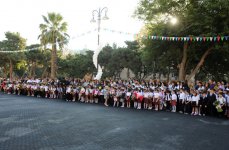 Президент Ильхам Алиев: За счет развития современного учебного процесса уровень образования в Азербайджане еще больше поднимется (ФОТО)