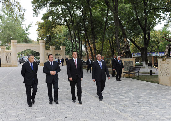 Президент Азербайджана ознакомился в Губе с ходом реконструкции парка им.Низами и открыл шахматную школу (ФОТО)