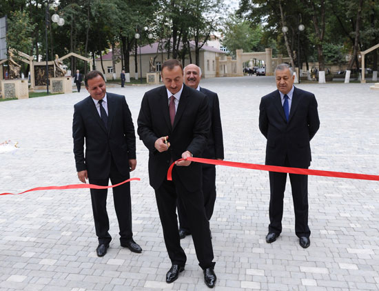 Президент Азербайджана ознакомился в Губе с ходом реконструкции парка им.Низами и открыл шахматную школу (ФОТО)